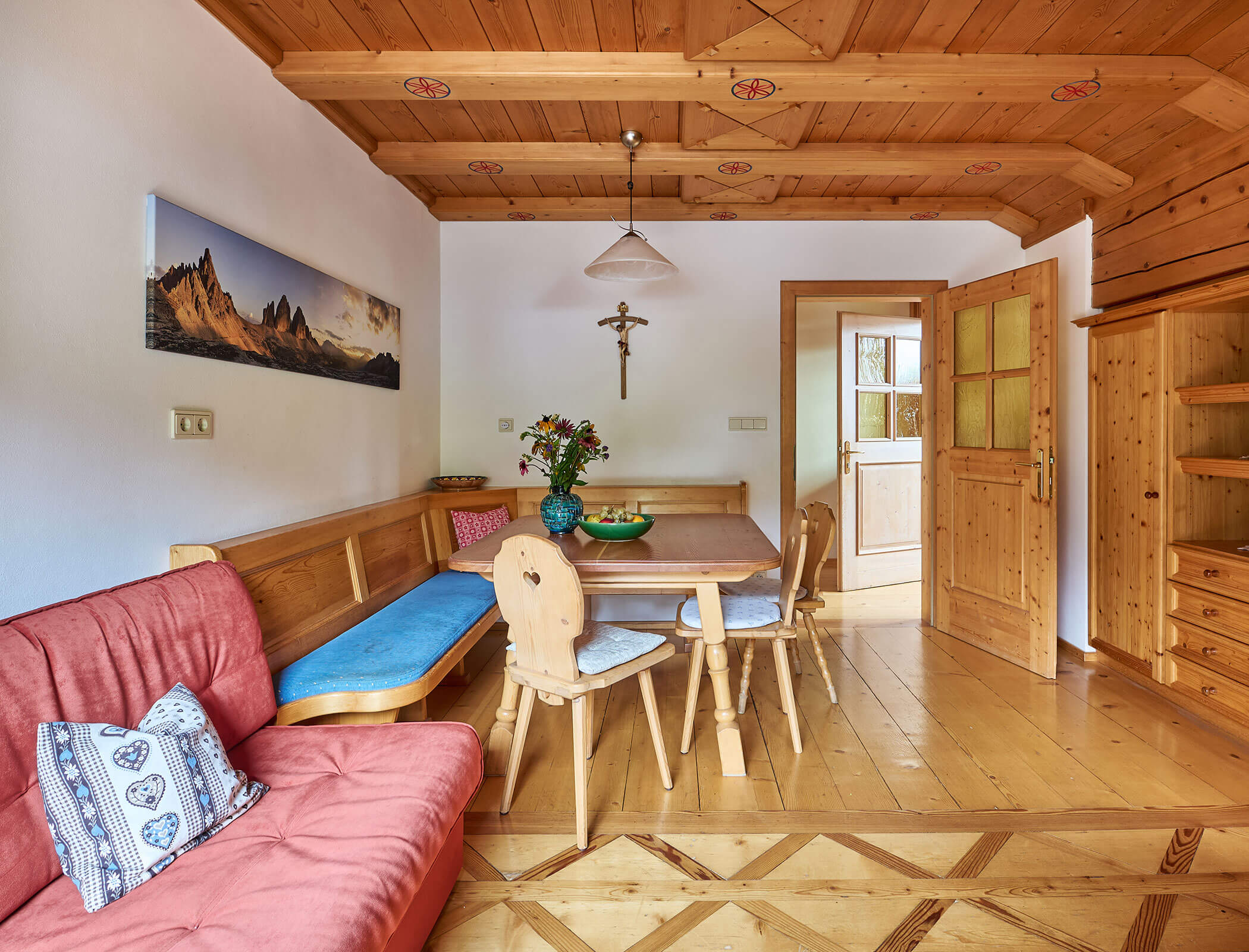 Soggiorno con panca ad angolo nell'appartamento Stella alpina