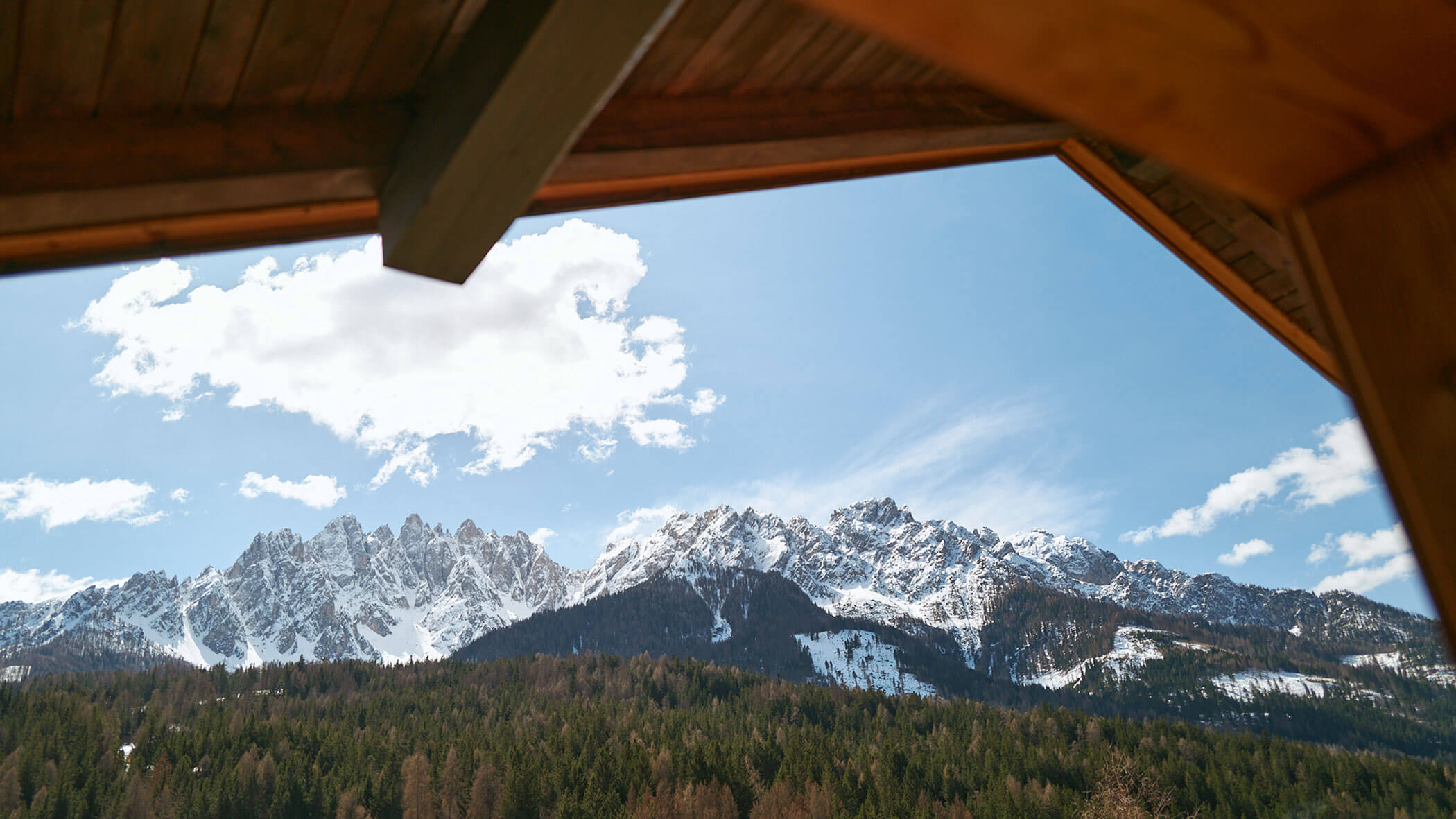 Blick auf die schneeverhüllten Dolomiten