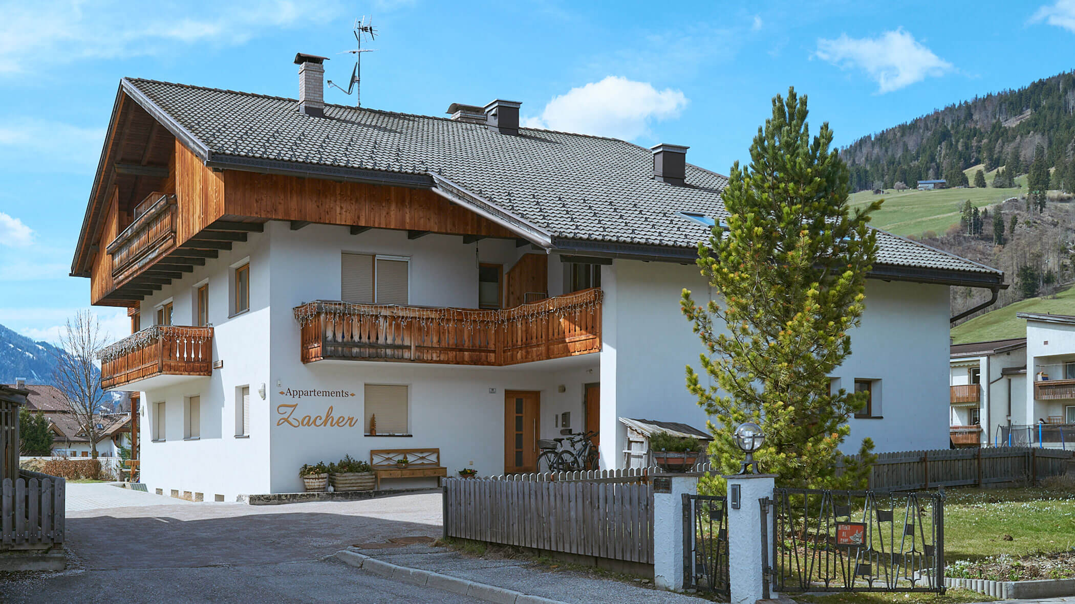 Außenansicht auf die Apartments Zacher im Sommer