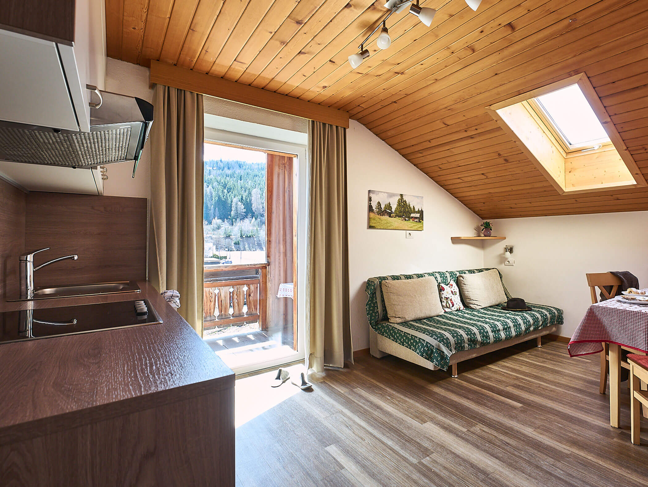 Zona giorno e cucina nell'appartamento Tre Cime