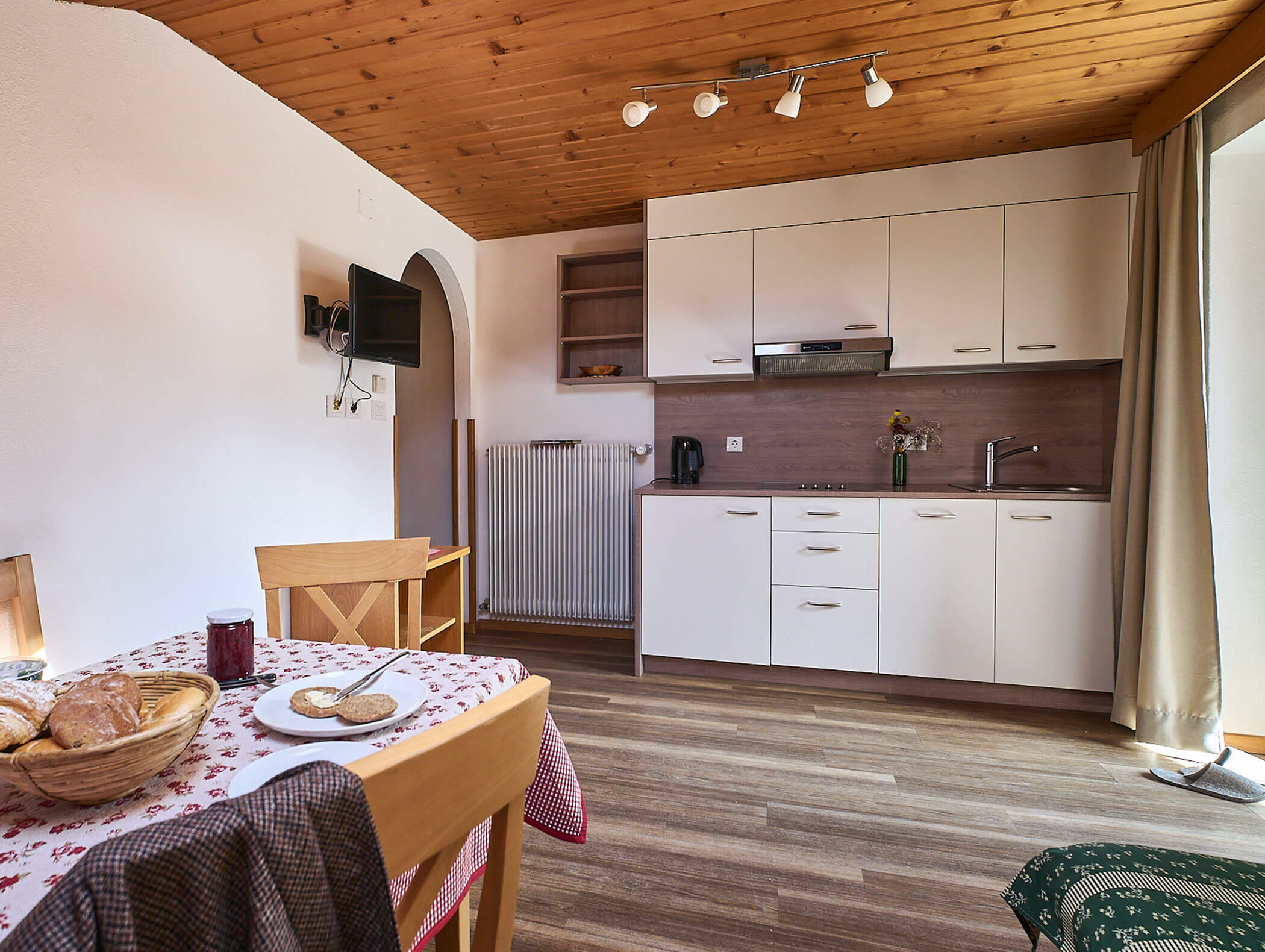 Küchenzeile und Esstisch im Apartment Drei Zinnen