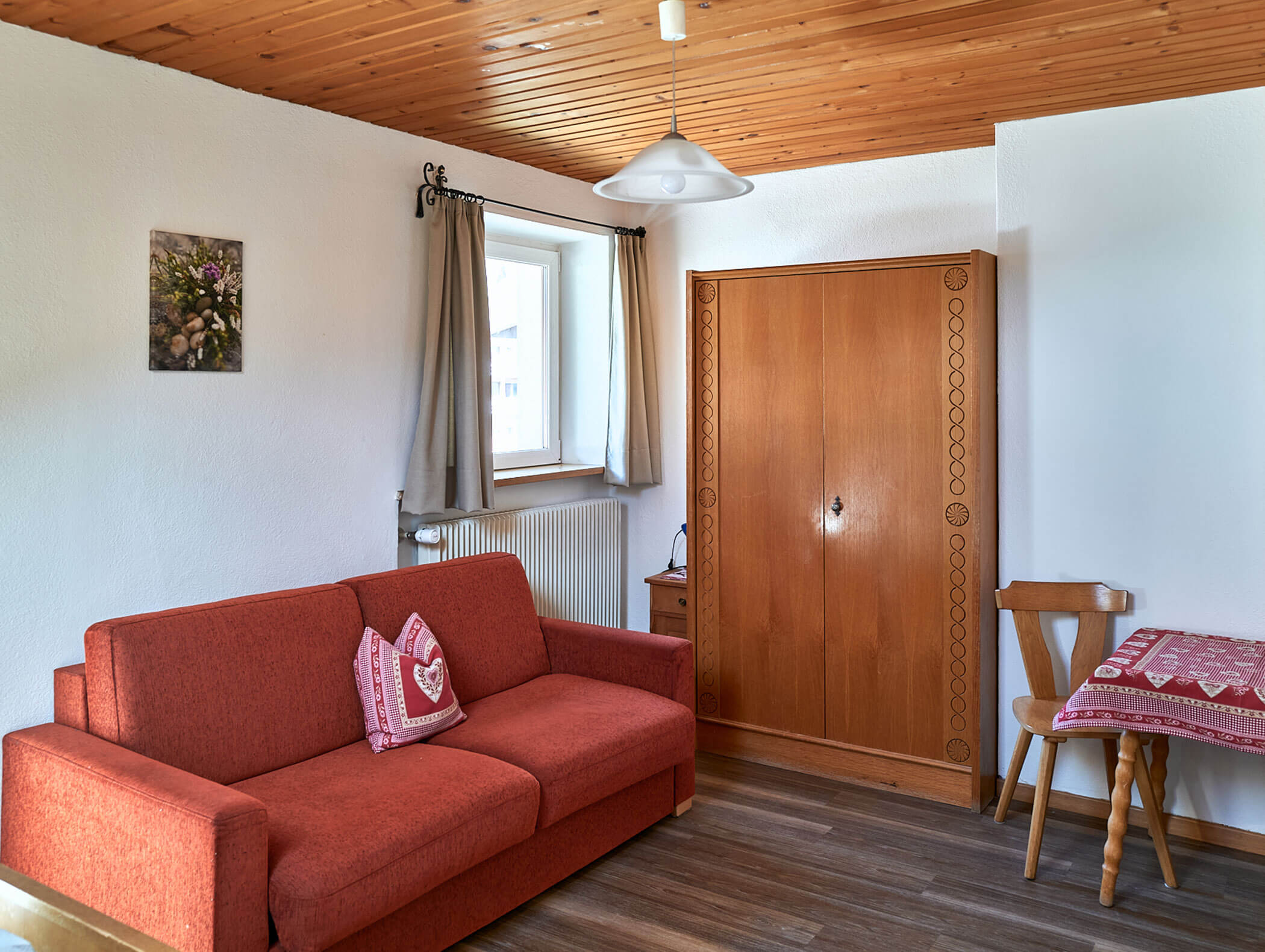 Sofa im Wohnbereich im Apartment Drei Zinnen