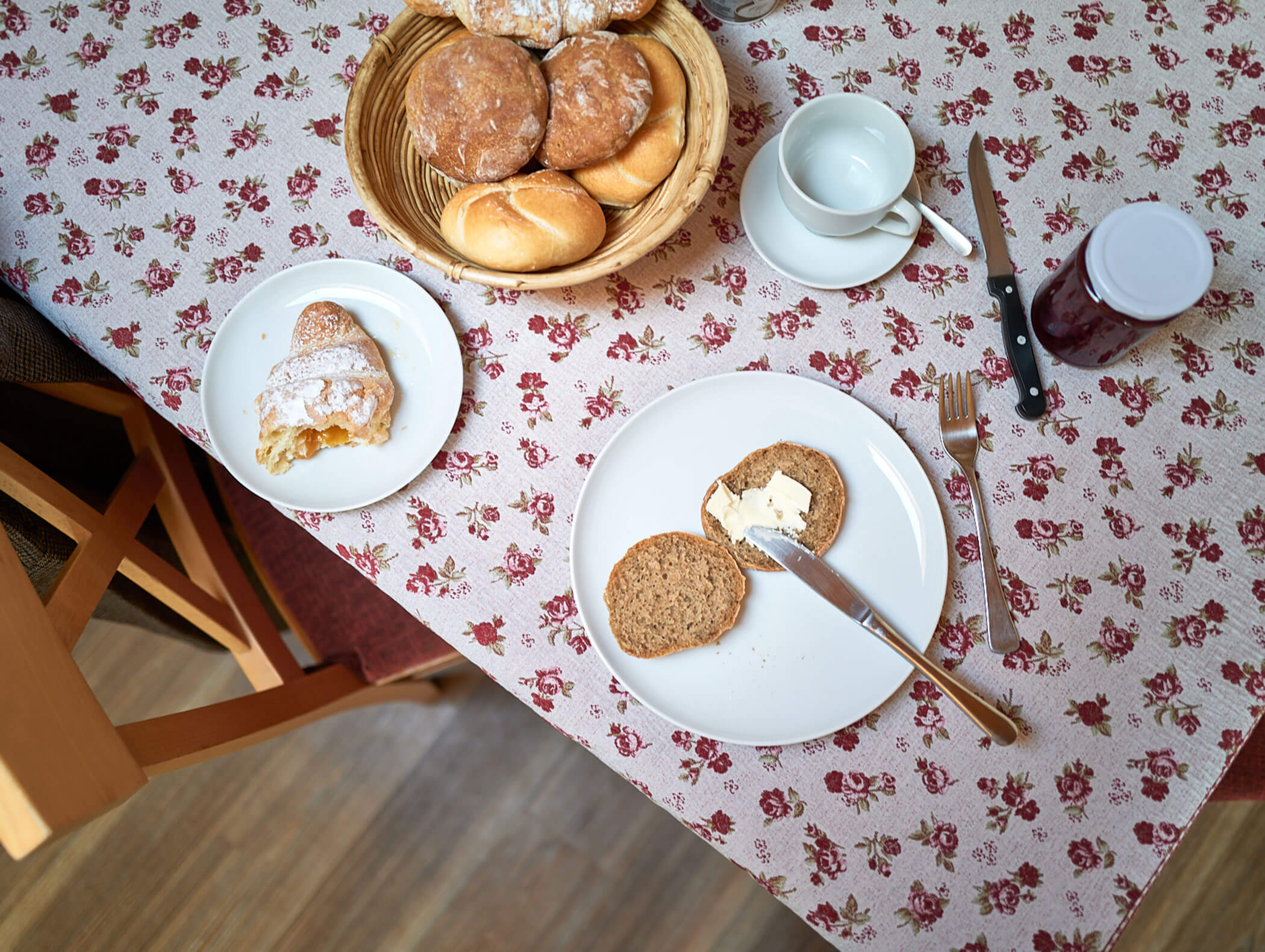 Gestrichenes Frühstücksbrot auf dem Frühstückstisch im Apartment Drei Zinnen