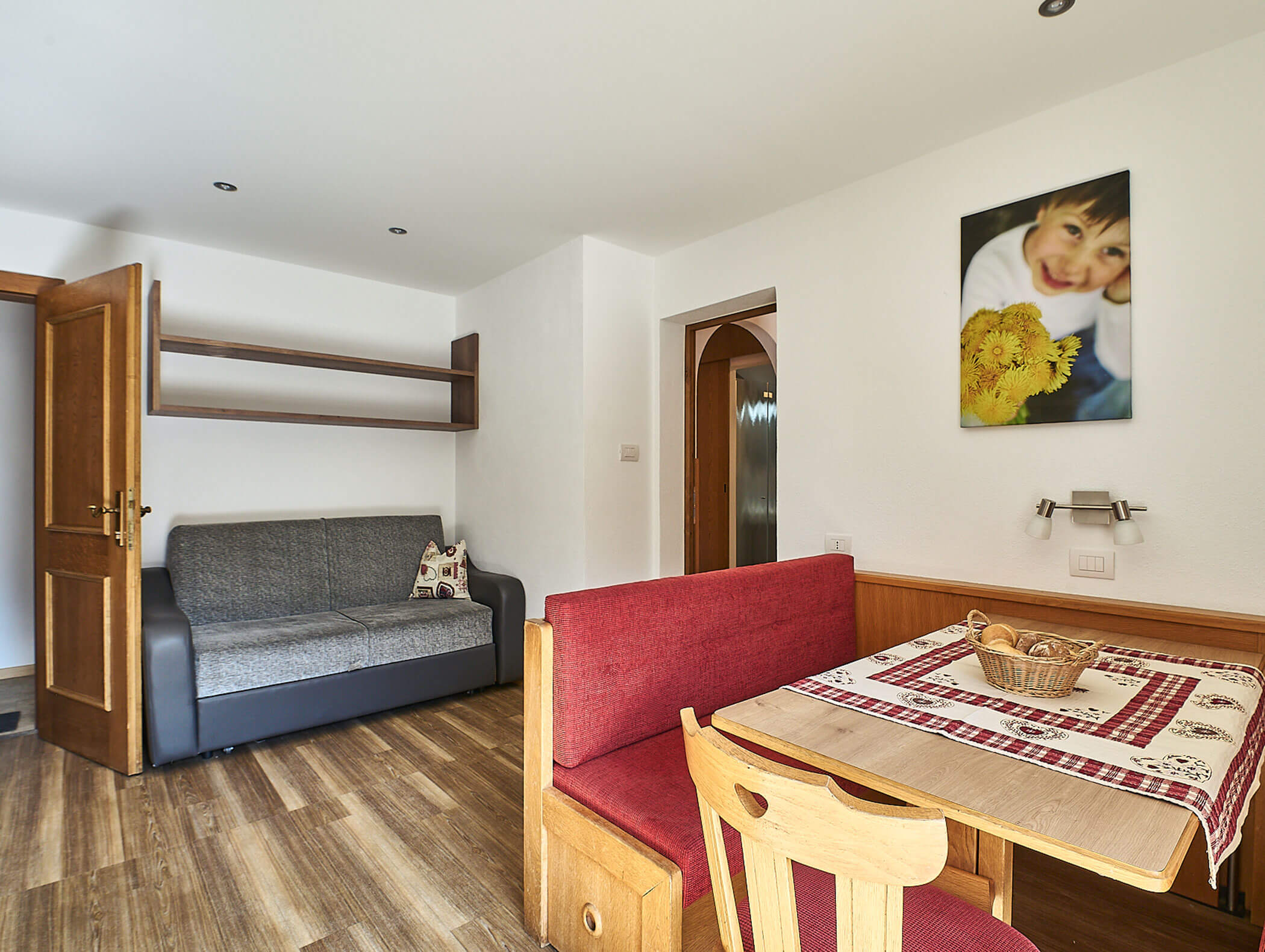 Eckbank und Sofa im Apartment Gantkofel