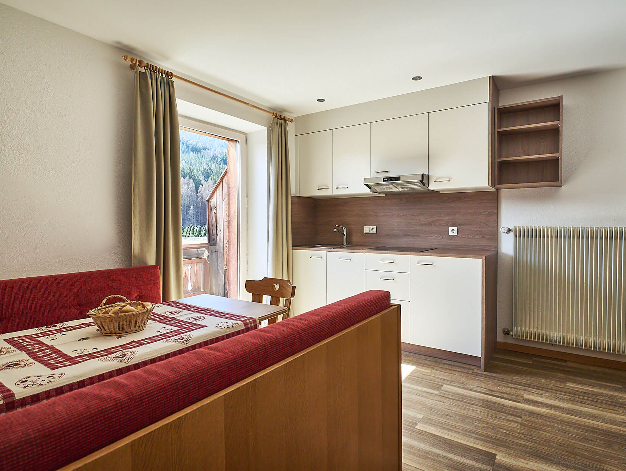 Panca ad angolo e angolo cottura nell'appartamento Monte Macaion