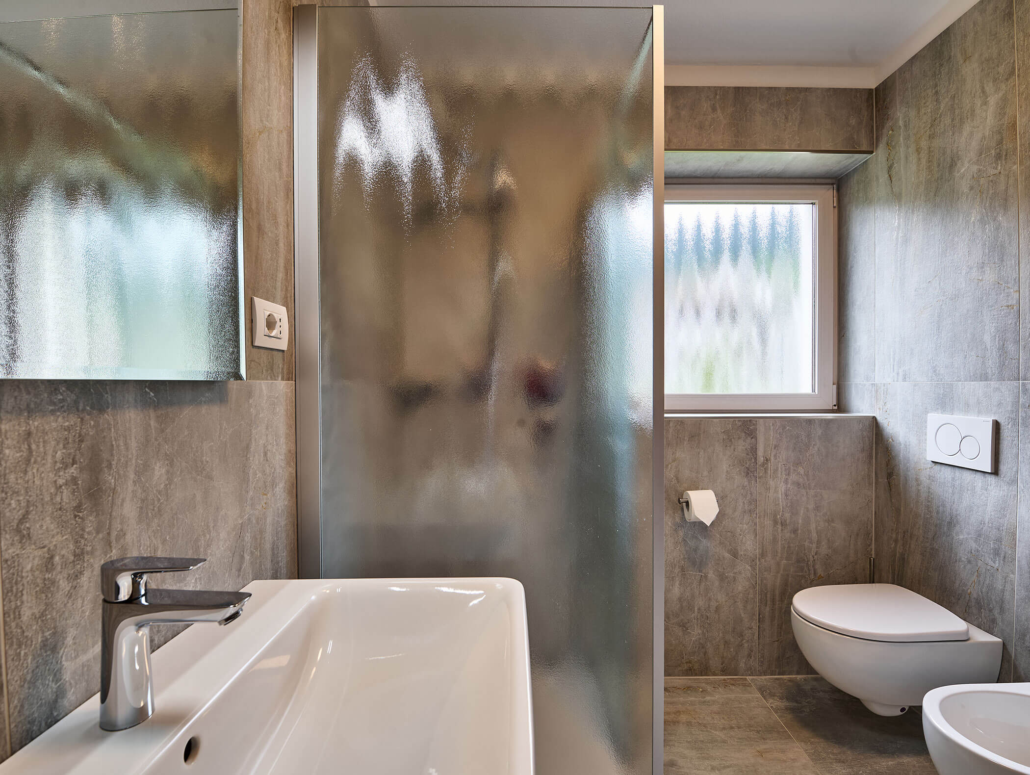 Badezimmer mit Dusche im Apartment Haunold