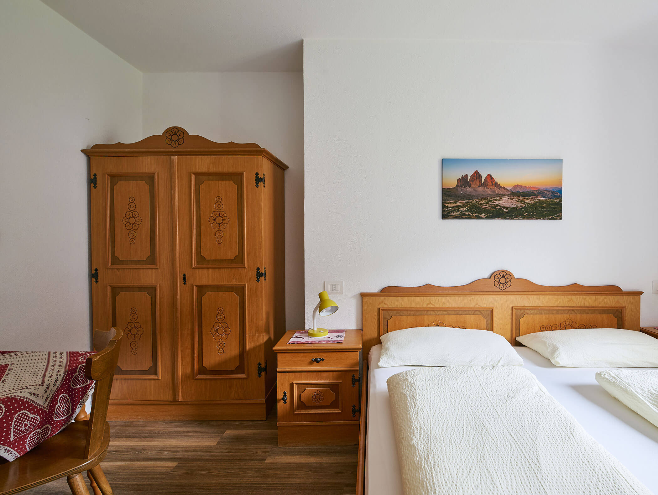 Doppelbett und Schrank im Apartment Haunold