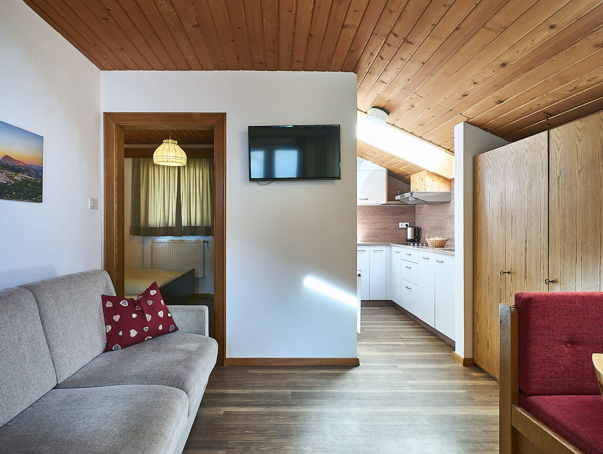 Wohnbereich und Küche im Apartment Helm