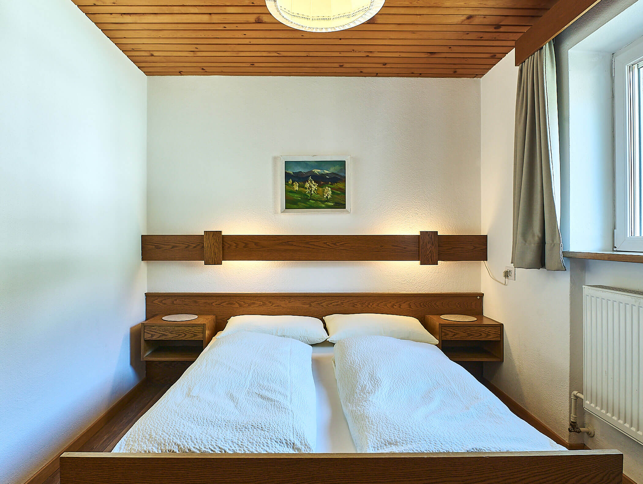 Doppelbett im Apartment Helm