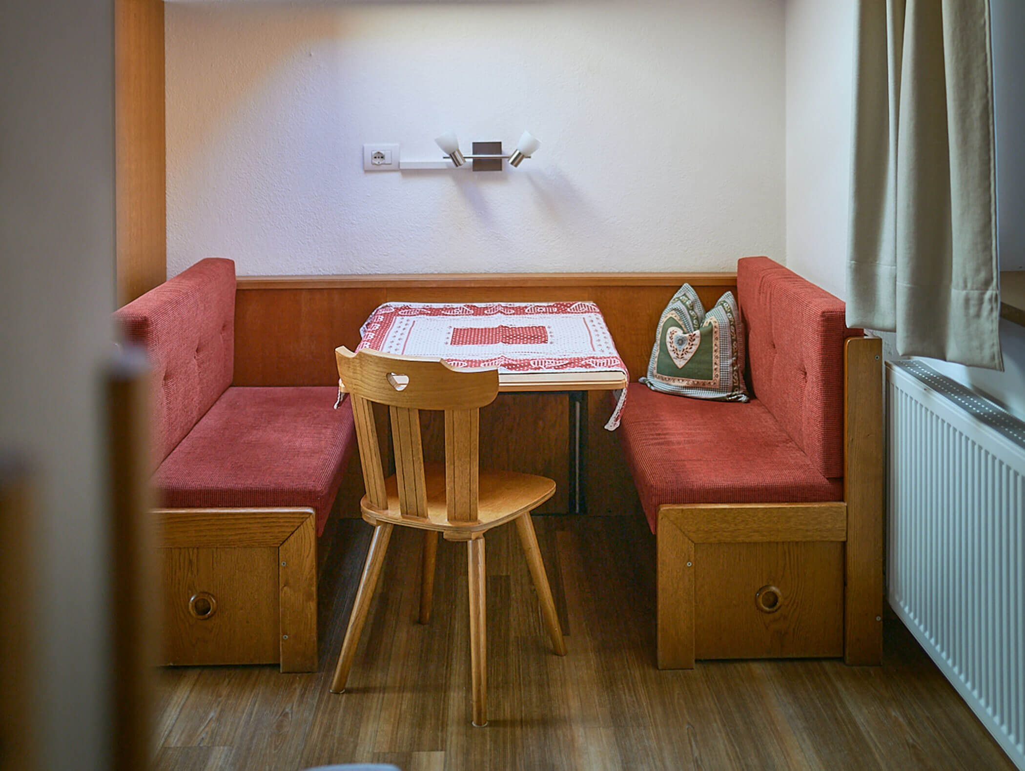 Eckbank im Apartment Helm