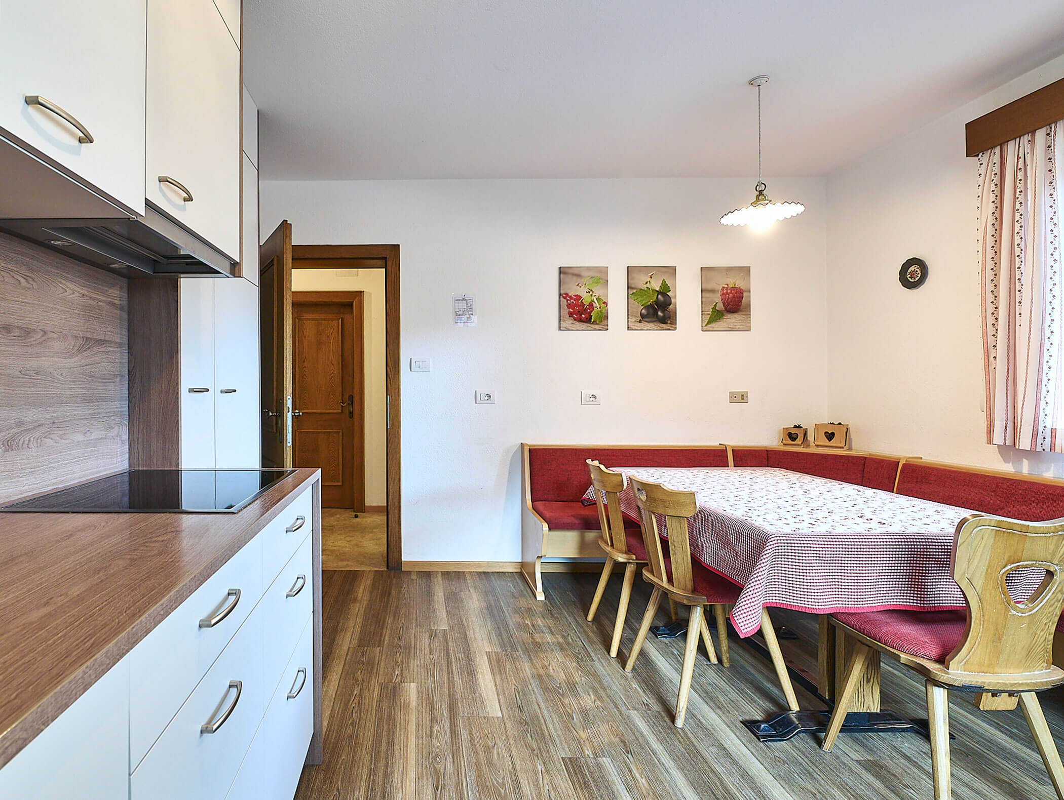Eckbank und Küche im Apartment Haunold