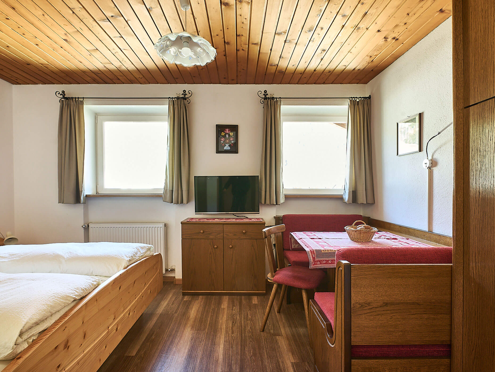 Schlafzimmer mit Eckbank im Apartment Sarl