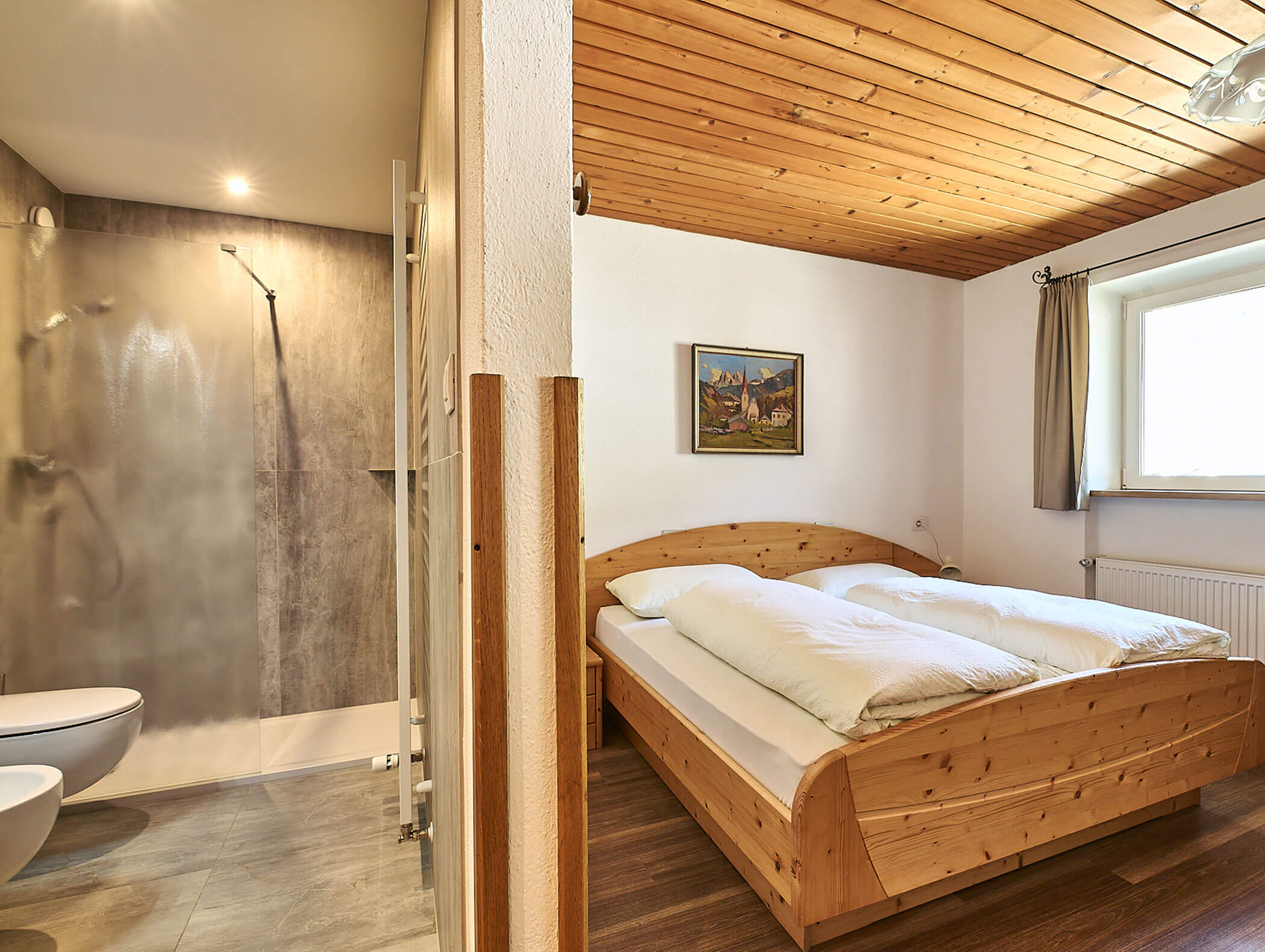 Badezimmer und Schlafzimmer im Apartment Sarl