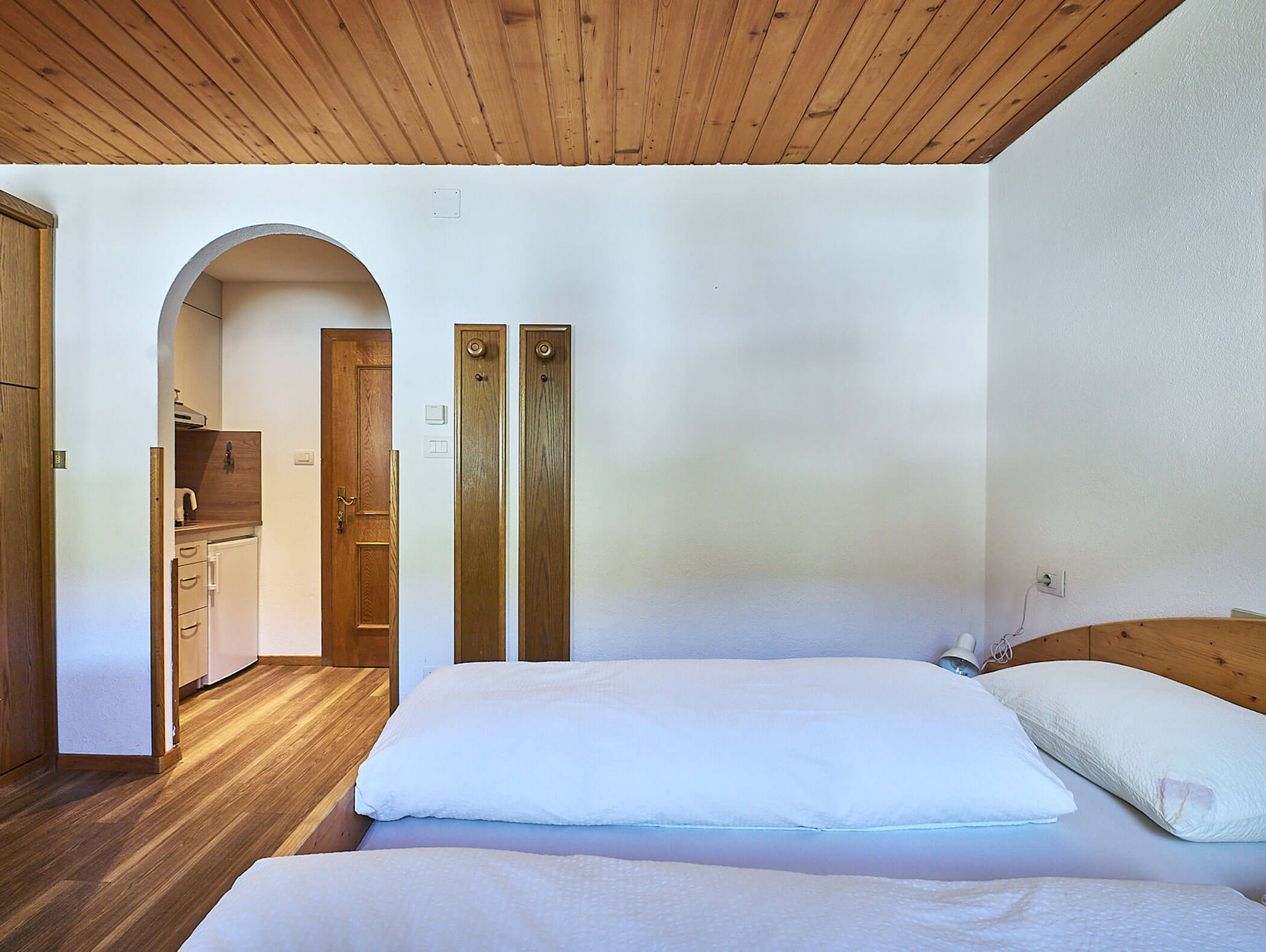 Doppelbett im Apartment Sarl