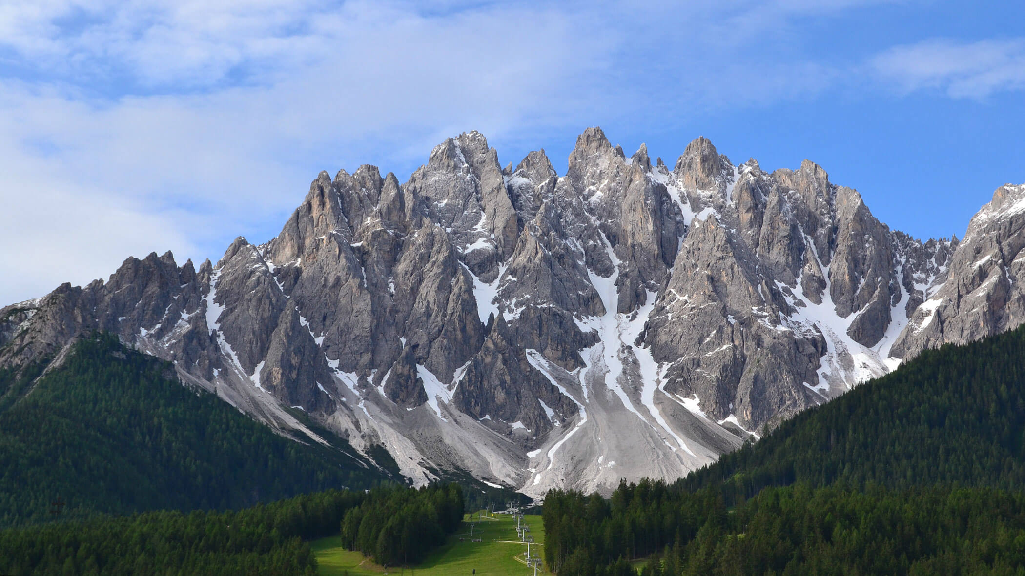 Le imponenti Dolomiti in estate
