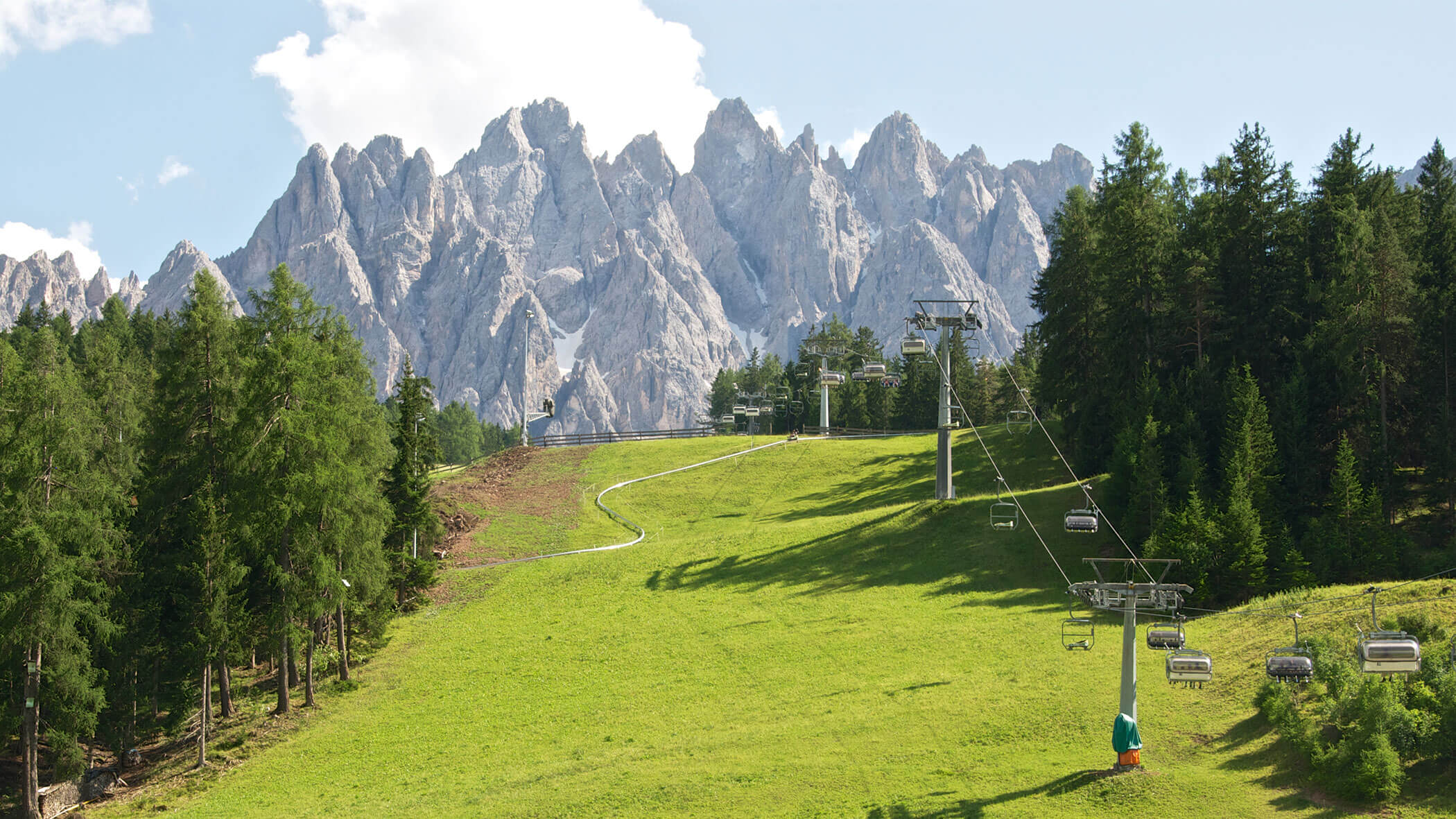 Seggiovia nelle Dolomiti in estate