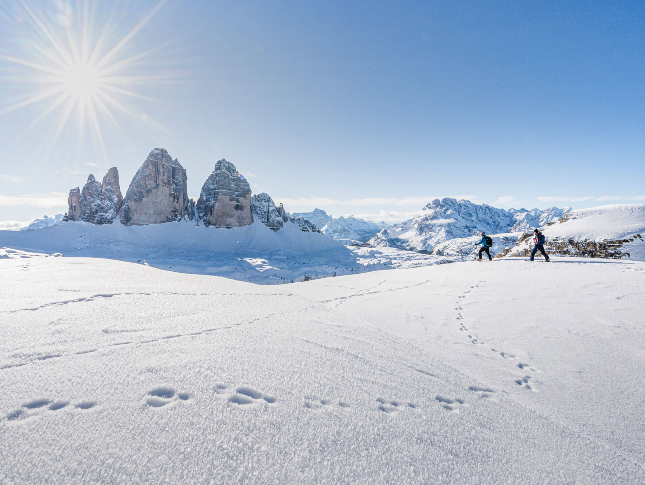 Due escursionisti con le ciaspole alle Tre Cime