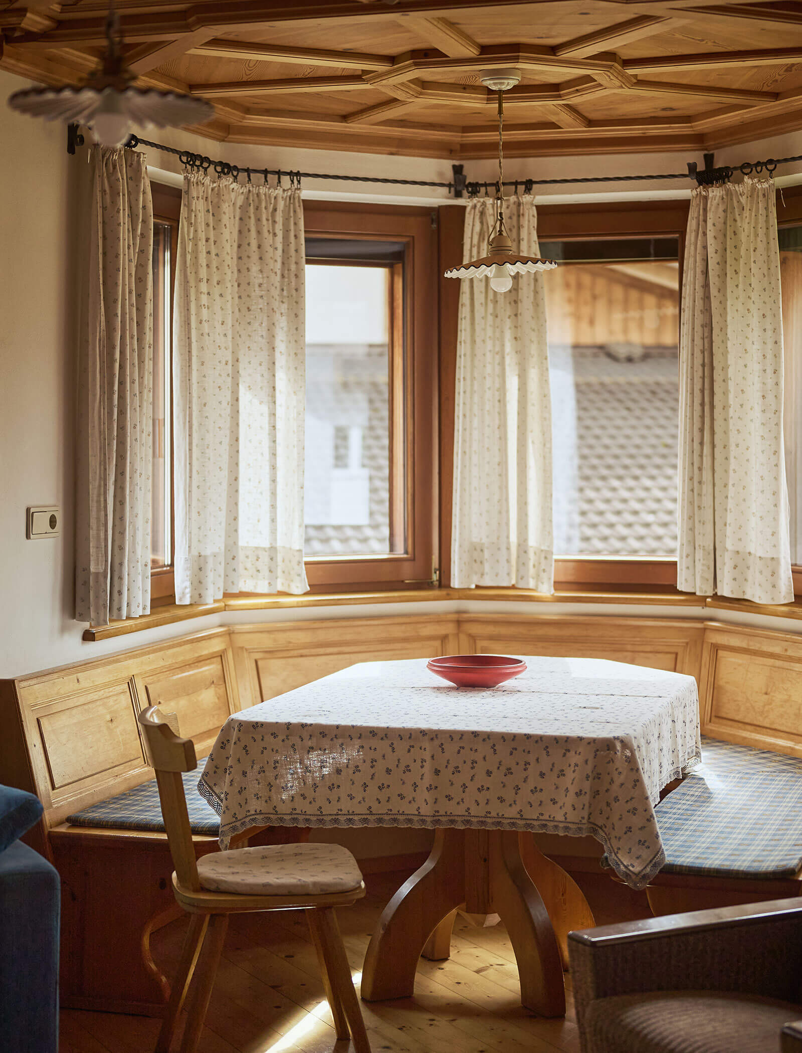 Corner bench in the Almrose apartment